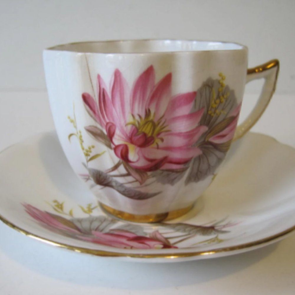 SOCIETY Tea Cup and Saucer Bone China England Crown Gold Gilding Little Damage